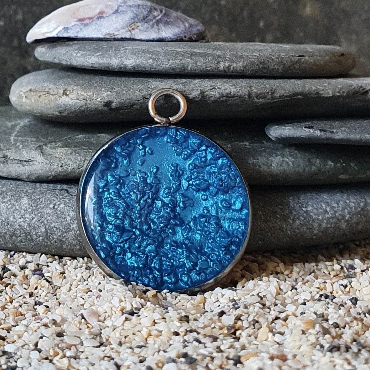 Sand & Bay blue round pendant