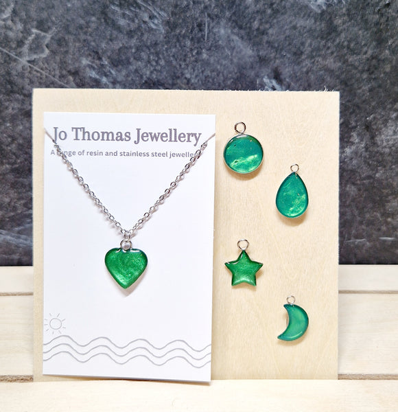 Mini charm pendants Green pearl