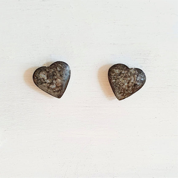 Sand & heart studs in charcoal