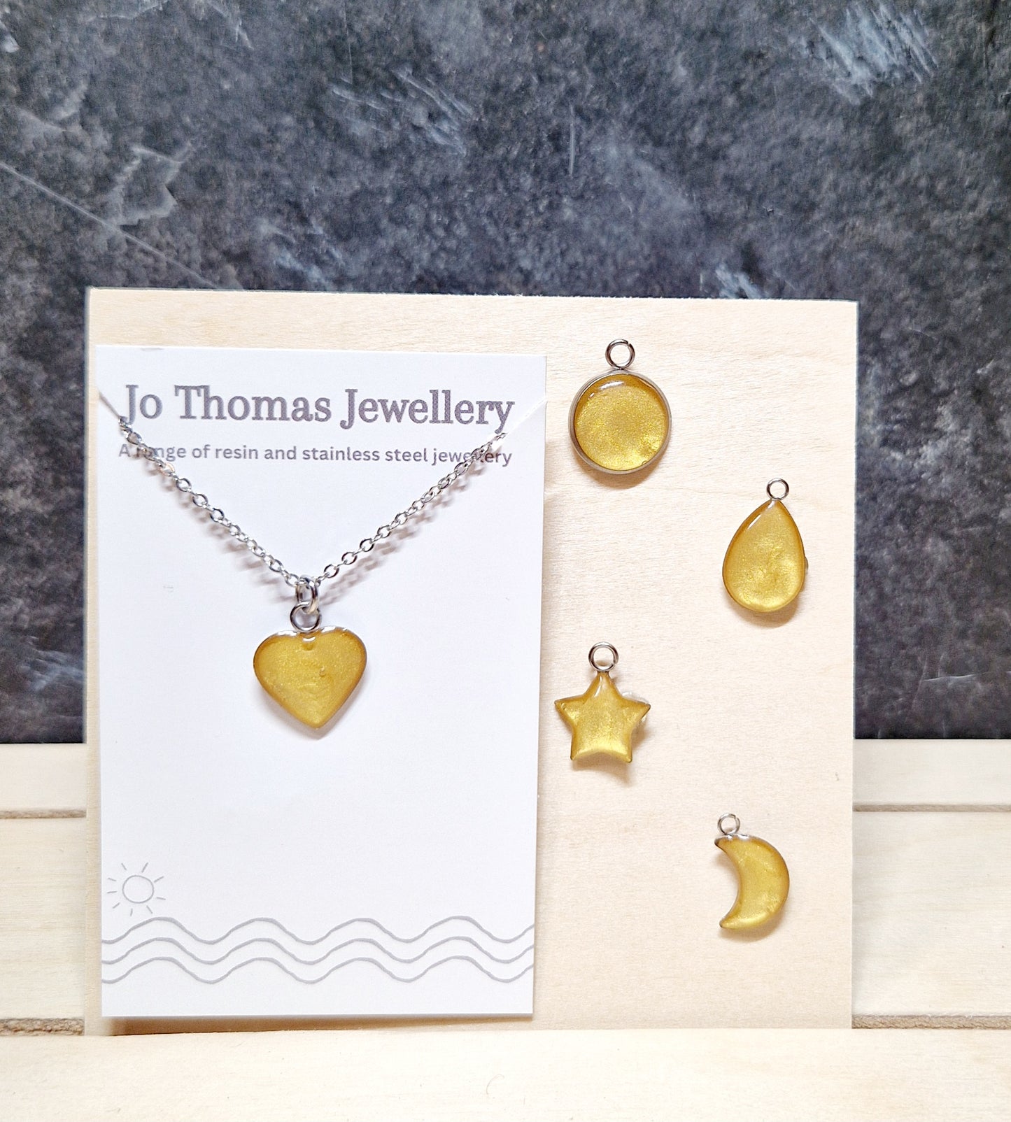 Mini charm pendants Metallic gold
